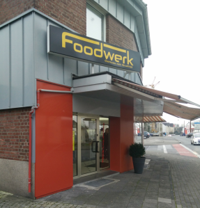 Nur echt mit der metallverkleideten Fassade: Foodwerk Langenfeld
