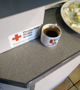 Die Samariterecke mit den wichtigsten Hilfen bei der Linderung unserer Leiden: Kaffee & DRK.