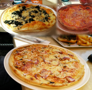 Flagellanten bestellen Pizza, um sich etwas Abwechslung bei der Buße und Sündenbefreiuung zu verschaffen.