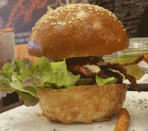 Lowrider bestellen den Burger mit eingebauter Pneumatikpumpe